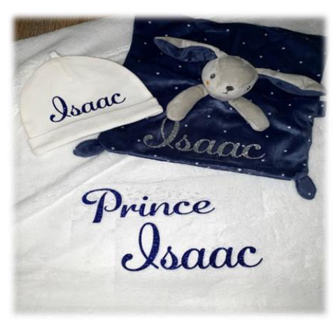Bonnet, doudou lapin et plaid brodés au prénom Isaac, exemple de personnalisation textile premium enseignée par Saandati